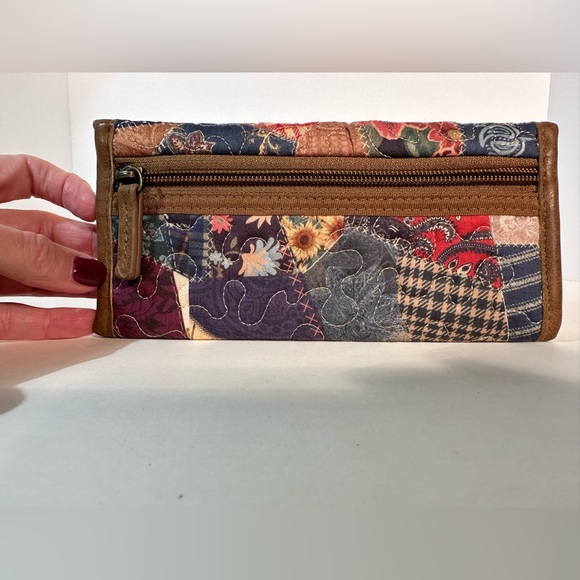 Donna Sharp Patchwork Quilted Multicolor Clutch Snap Wallet Brown Leather Trim - Picture 2 of 8